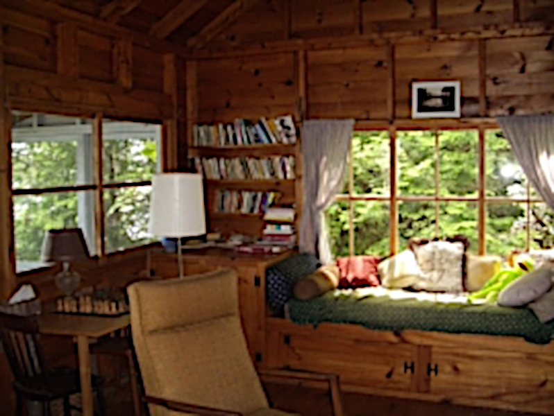 Livingroom corner near daybed